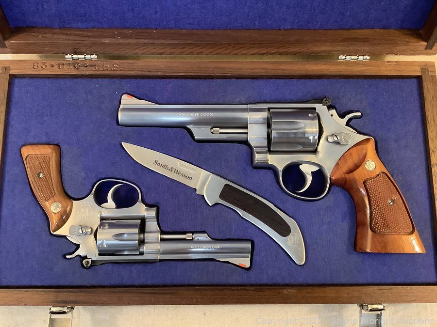 Smith & Wesson Collector's set: 44 Magnum revolver, 22 LR revolver
